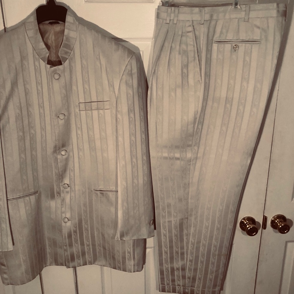 Suit - Picture 4 of 8